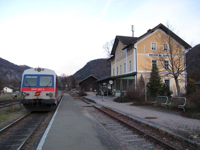 5047 067-3 als asl R 3218 im Bahnhof Gr&uuml;nau im Almtal, 517 m