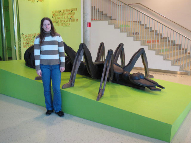 Daniela in der Ausstellung 'Ameisen - Unbekannte Faszination vor der Haustüre'