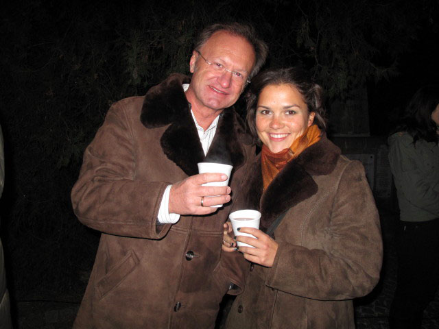 Robert und Monika bei der Pfarrkirche S&uuml;&szlig;enbrunn