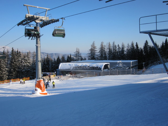 Komfort-Vierer-Sesselbahn und Talstation der 6er-Sesselbahn-Wei&szlig;enelf