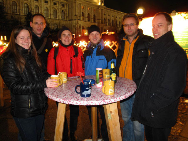 Daniela, Roman, Gudrun, Christoph, Michael und Markus im Weihnachtsdorf