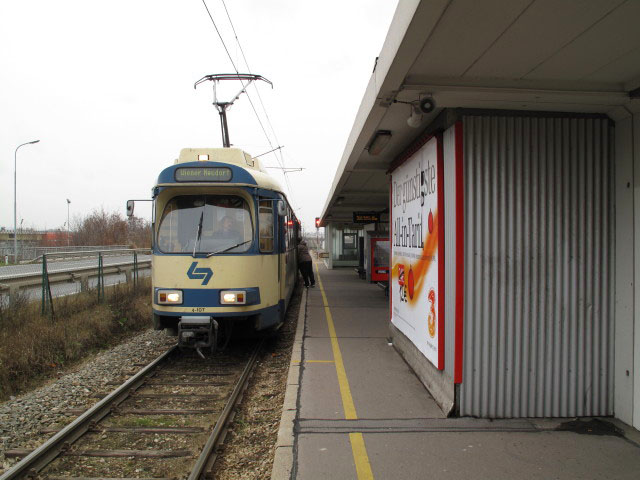 R 1101 in der Haltestelle Maria Enzersdorf S&uuml;dstadt (12. Dez.)