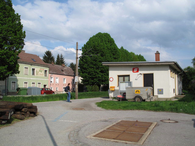 Daniela im Bahnhof Hainburg an der Donau Ungertor