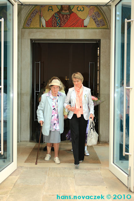Oma und Mama in der Kreuzkirche des Stifts Heiligenkreuz (7. Mai) © novaczek.at