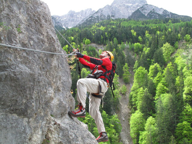 Adrenalin-Klettersteig: Axel im zweiten Pfeiler