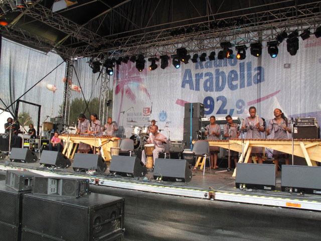 Masimbambane Marimba Band auf der Radio Arabella-Bühne (26. Juni)