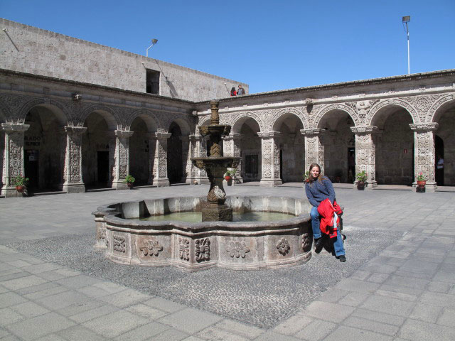 Daniela in der Iglesia de la Compañia in Arequipa (6. Juli)