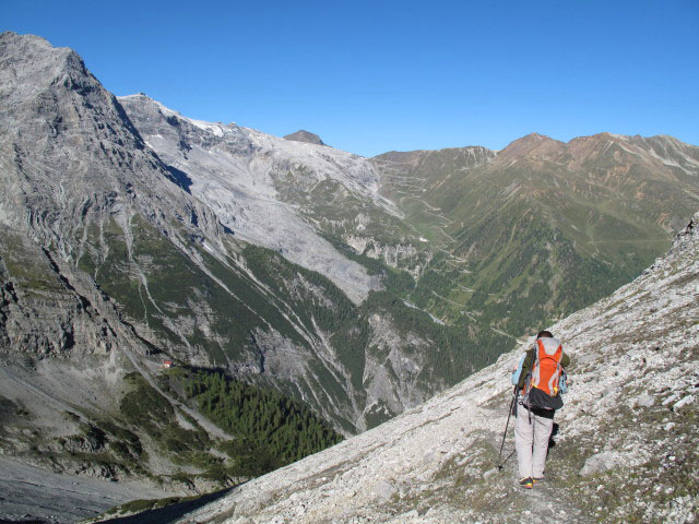 Daniela auf Weg 18 zwischen Tabarettascharte und Berglhütte (22. Aug.)