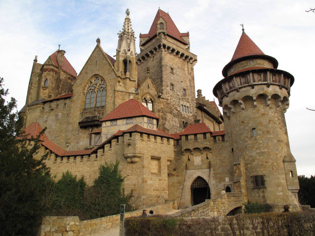 Burg Kreuzenstein, 266 m