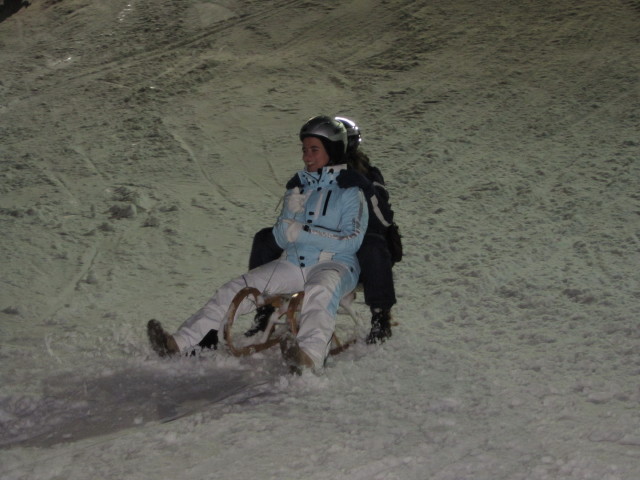 Charlotte und Elena auf der Erlebnis-Rodelbahn im Ziel