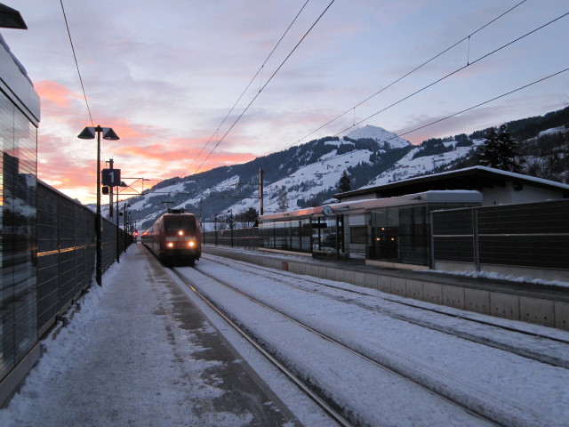 IC 1281 bei der Einfahrt in den Bahnhof Brixen im Thale, 806 m