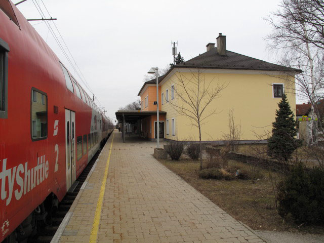 REX 1614 im Bahnhof B&ouml;heimkirchen