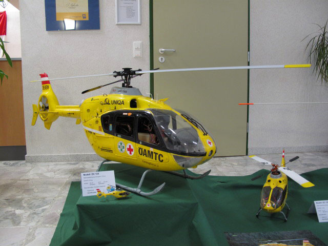 EC 135 in der Hauptschule B&ouml;heimkirchen