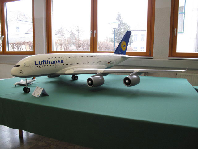 Airbus A380-800 in der Hauptschule B&ouml;heimkirchen