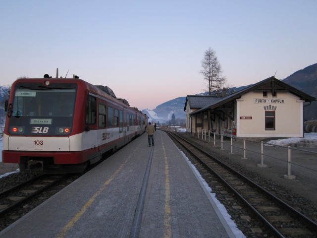 R 3302 im Bahnhof F&uuml;rth-Kaprun, 758 m