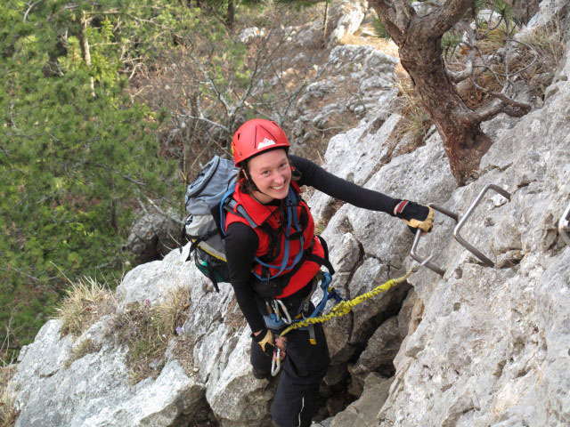 Wildenauer-Klettersteig: Carmen zwischen altem Einstieg und Schl&uuml;sselstelle