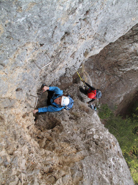 Wildenauer-Klettersteig: Carmen und Romana zwischen Schl&uuml;sselstelle und Schacht