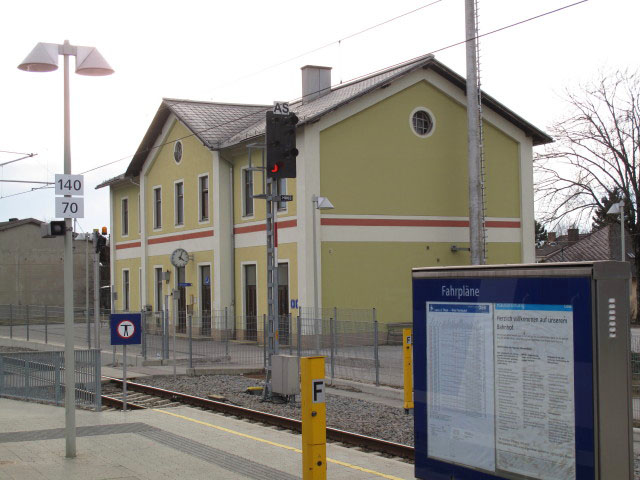 Bahnhof Ladendorf, 220 m
