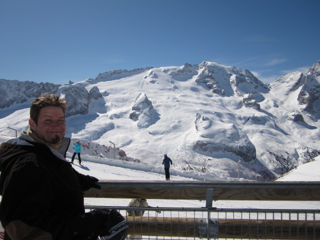 Markus bei der Bergstation der Seilbahn Arabba - Porta Vescovo, 2.478 m (23. M&auml;rz)