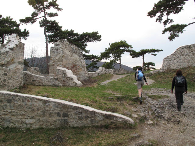 Katarina und Doris in der Ruine Burg Mödling