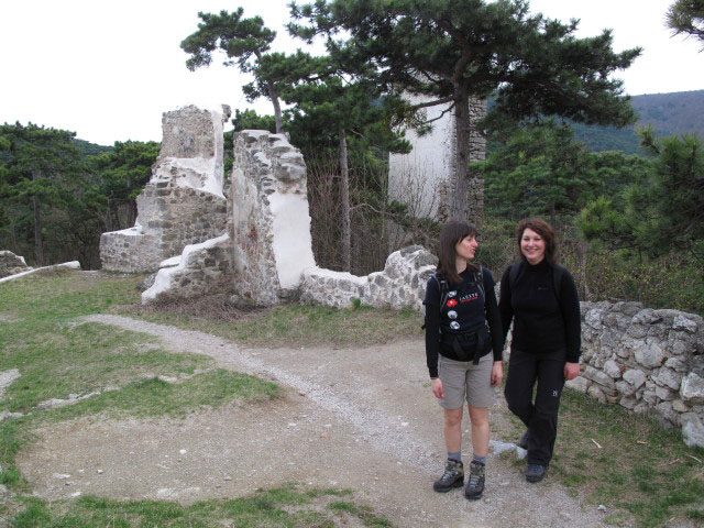 Katarina und Doris in der Ruine Burg M&ouml;dling