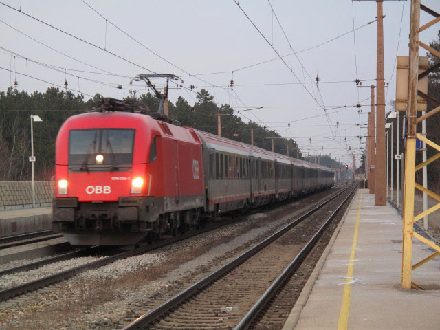 1016 006-7 mit &Ouml;BB-IC 659 bei der Durchfahrt durch den Bahnhof St. Egyden, 326 m (11. M&auml;rz)