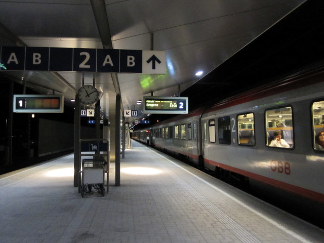 &Ouml;BB-EC 662 im Bahnhof St. Anton am Arlberg, 1.303 m