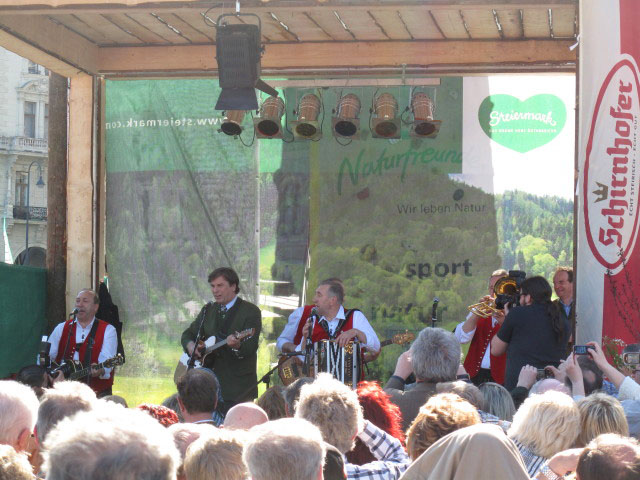 Die Stoakogler und Landeshauptmann Franz Voves am Rathausplatz