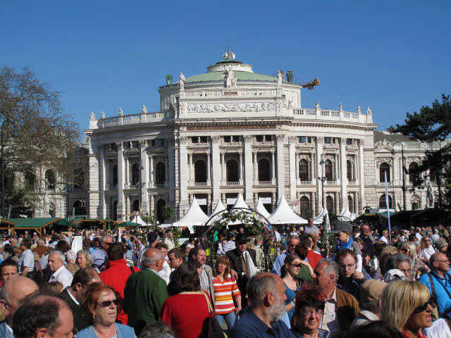Burgtheater vom Rathausplatz aus