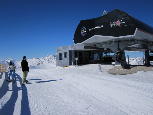 Mama und Markus bei der Bergstation der Lange Wandbahn, 2.850 m (16. Apr.)