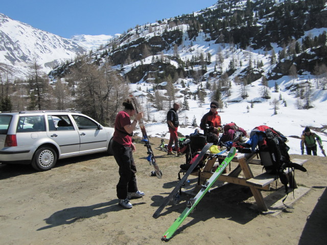 Gudrun und Christoph am Parkplatz des Rifugio Cesare Branca, 2.158 m (17. Apr.)