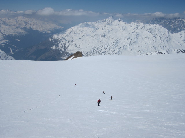 Ewald, Gudrun, Eva und Doris zwischen Palòn de La Mare und Rifugio Cesare Branca (20. Apr.)
