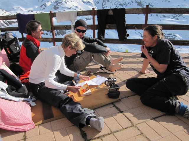 Eva, Doris, Christoph und Gudrun im Rifugio Cesare Branca, 2.487 m (22. Apr.)