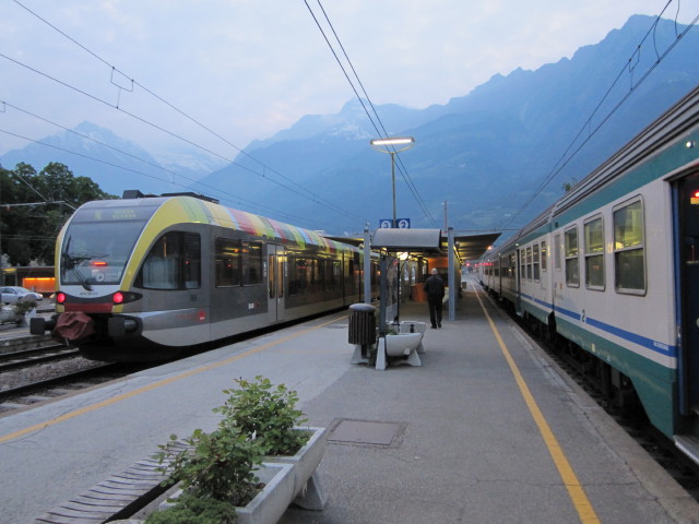 RE 226 und R 20466 im Bahnhof Meran, 325 m