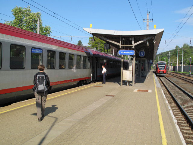 ÖBB-IC 542 im Bahnhof Vöcklabruck, 435 m