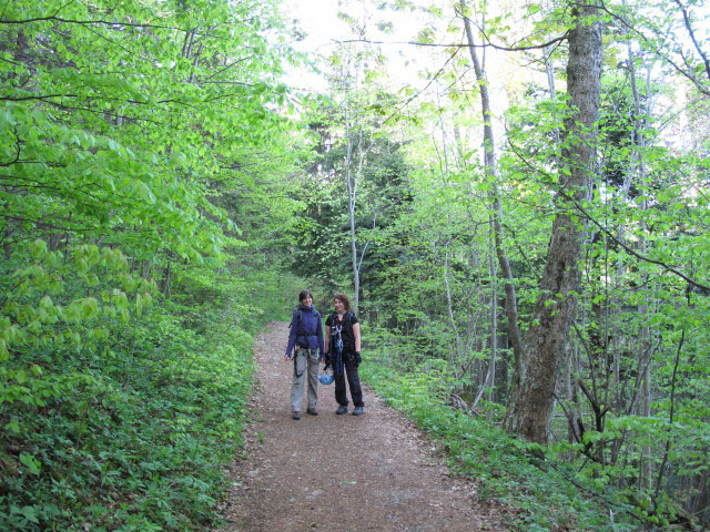 Katarina und Doris zwischen Herrgottschnitzerhaus und Hanselsteighaus