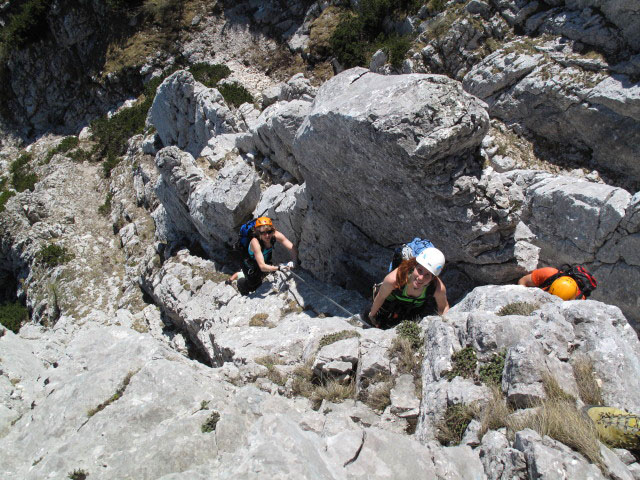 HTL Wels-Klettersteig: Sabrina, Romana und Andreas in der Schl&uuml;sselstelle