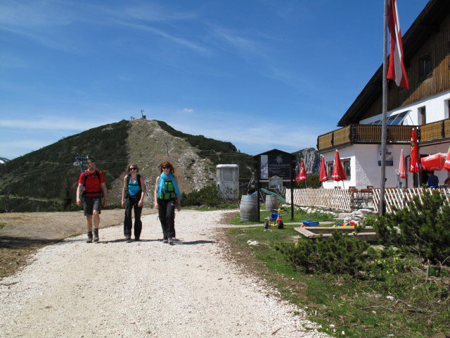 Norbert, Sabrina und Romana beim Berggasthof Edelwei&szlig;