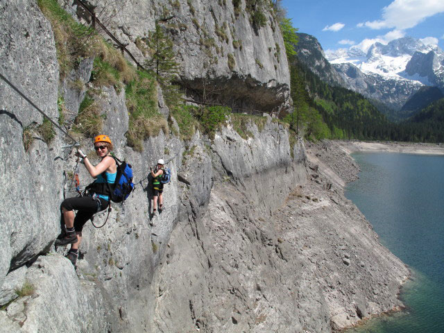 Laserer alpin-Klettersteig: Sabrina und Romana in der Nasenquerung