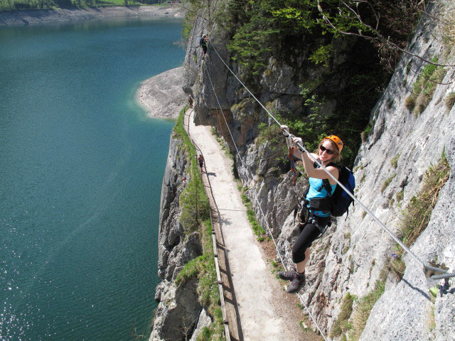Laserer alpin-Klettersteig: Romana und Sabrina auf der Seilbr&uuml;cke