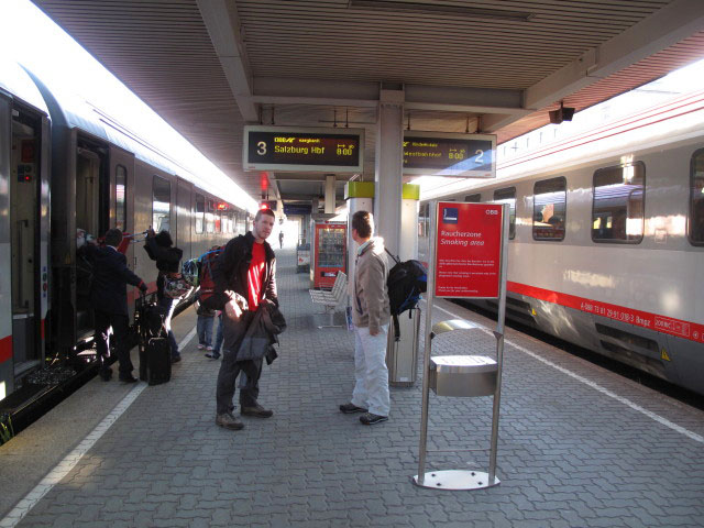 &Ouml;BB-IC 540 und &Ouml;BB-IC 543 im Bahnhof Attnang-Puchheim, 415 m (7. Mai)