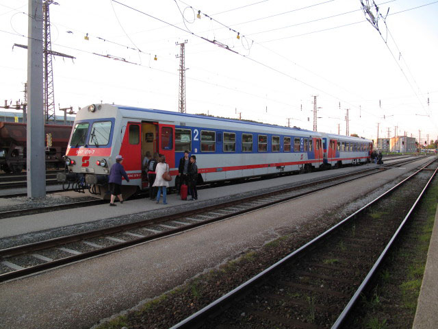 5047 070-7 als R 3493 im Bahnhof Attnang-Puchheim, 415 m (8. Mai)
