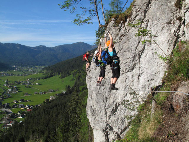 Schmied-Klettersteig: Norbert, Romana und Sabrina auf der Faschlbr&uuml;cke