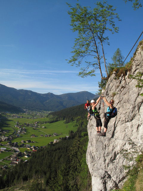 Schmied-Klettersteig: Norbert, Romana und Sabrina auf der Faschlbr&uuml;cke