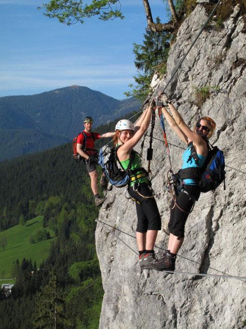 Schmied-Klettersteig: Norbert, Romana und Sabrina auf der Faschlbr&uuml;cke
