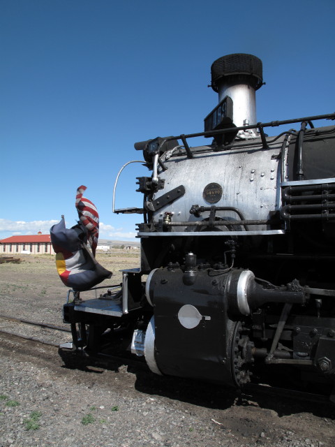 No. 489 mit San Juan Express #216 der Cumbres & Toltec Scenic Narrow-Gauge Railroad in Antonito, 2.404 m (29. Mai)