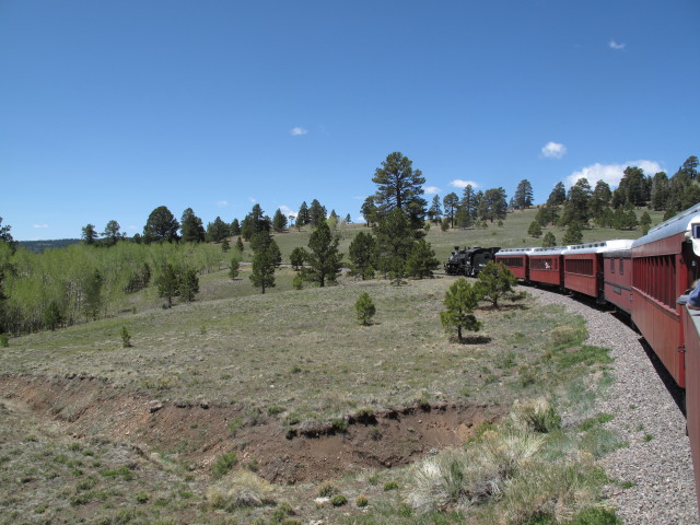 No. 489 mit San Juan Express #216 der Cumbres & Toltec Scenic Narrow-Gauge Railroad zwischen Big Horn und Sublette  (29. Mai)