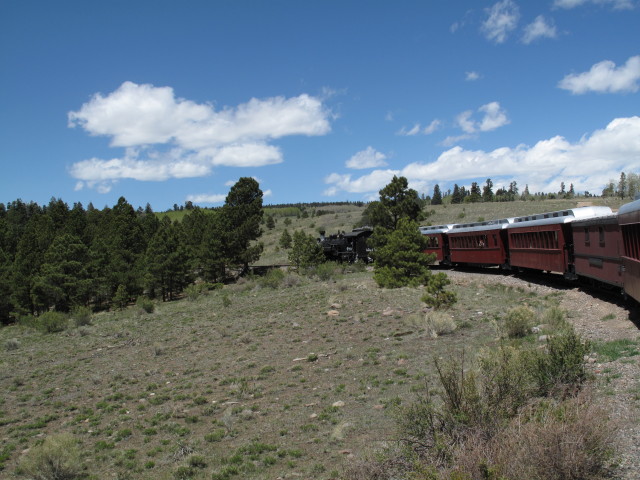 No. 489 mit San Juan Express #216 der Cumbres & Toltec Scenic Narrow-Gauge Railroad zwischen Big Horn und Sublette  (29. Mai)