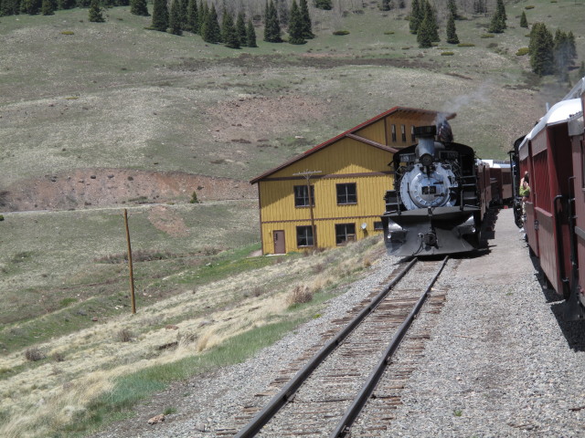No. 488 mit San Juan Express #215 der Cumbres & Toltec Scenic Narrow-Gauge Railroad in Osier, 2.937 m (29. Mai)