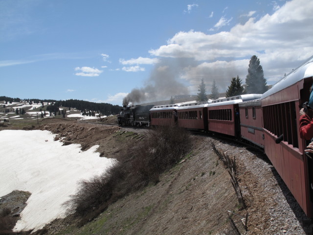 No. 489 mit San Juan Express #216 der Cumbres & Toltec Scenic Narrow-Gauge Railroad zwischen Los Pinos und Tanglefoot Curve (29. Mai)